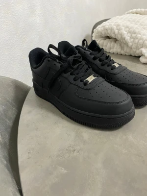 Nike air force 1 svarta - Svarta airforce säljer den för att den är för liten på mig har använt den 1 gång ute bara 
