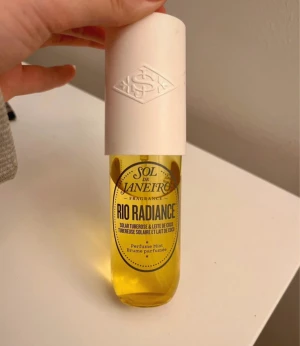 Sol de Janerio 87 - säljer en sol de Janerio 87 som jag har använt ett fåtal gånger men det finns ftf väldigt mycket kvar❣️Doften av Cheirosa 87 Rio Radiance Perfume Mist är inspirerad av 1987 och "Summer of the Cans," ett mycket inflytelserikt event i Brasilien som uppmuntrade till fester, musik och konst. Inte den typiska dagen på stranden.