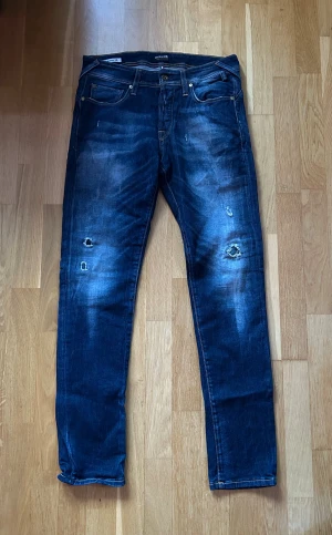 Jeans från Jack and Jones  - Riktigt feta jeans från Jack and Jones, perfekta till allting. Storlek 31/32
