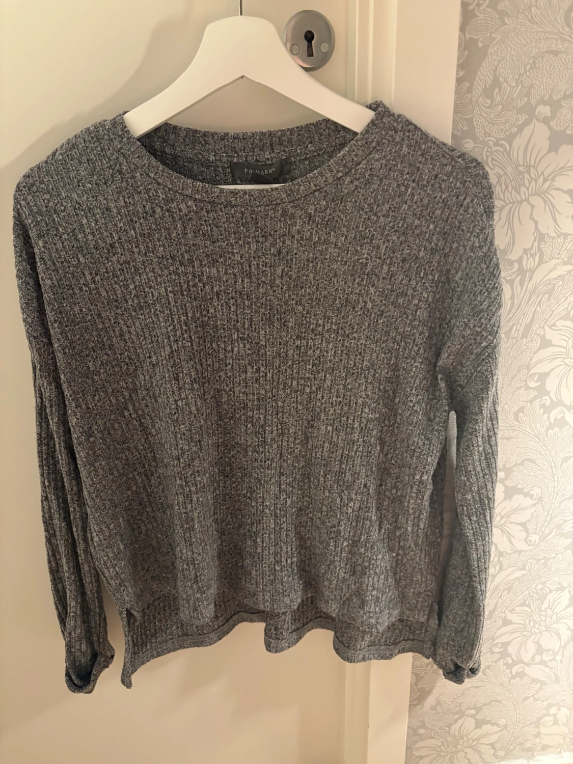 Grå ribbad stickad tröja Primark XS