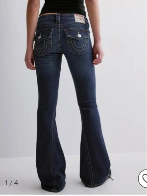 true religon byxor  - Mörkblå true religon byxor i storlek 23 Becca,jätte fina som sitter som ett smäck,pris kan diskuteras vid snabba köp 