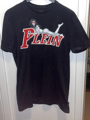 Philipp Plein T-shirt - Philipp Plein T-shirt som är Iprincip i nyskick. Endast använd några gånger. Köpt på Kaufmann. Original pris 2920kr.