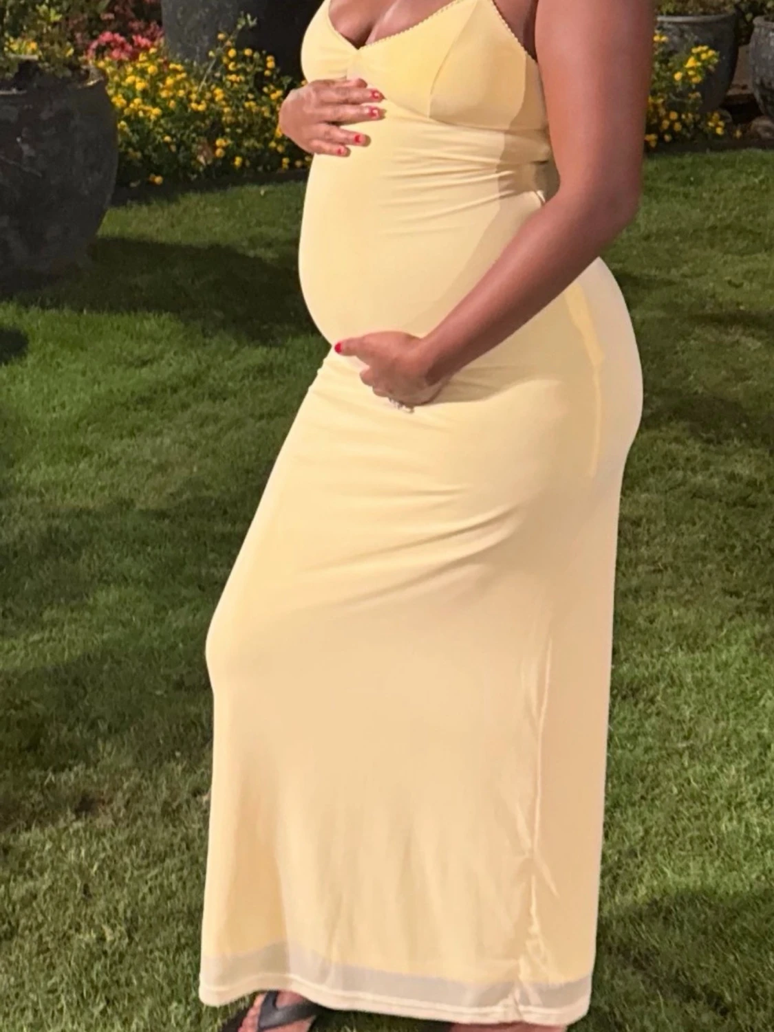 Ljusgul långklänning med smala axelband - 1