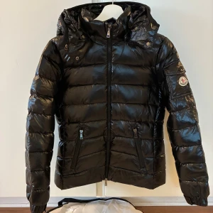 Moncler Bady Jacka - Säljer vidare en Moncler Bady jacka i nyskick. Storlek: 2 passar dig perfekt som har S.  Skickas med dustbag och original tags medföljer. Perfekt vår/höst jacka 😍 funkar även under vintern
