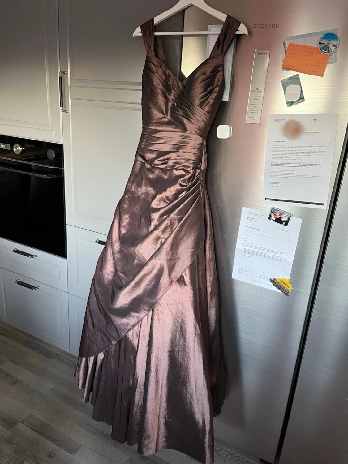 Brun långklänning i satin/ balklänning  - 1