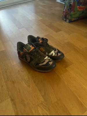 Valentino Rockrunner sneakers camo - Tradar ett par Valentino Rockrunner sneakers i camouflage mönster. Äkta! Skriv till mig jag leter främst efter loubs, gats, valentinos och mer!
