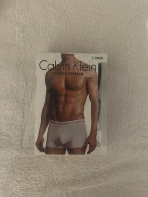 Calvin Klein kalsonger - Bilderna visar ett 3-pack Calvin Klein kalsonger i bomullsstretch, helt oöppnat och säljer eftersom köpte fel storlek och har tappat bort kvittot. Storlek S