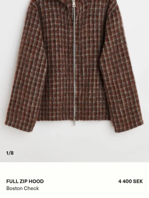 Our legacy full zip boston check - Säljer en rutig hoodie från Our Legacy i bruna, grå och röda toner. Tröjan har en hel dragkedja framtill, huva och långärmade, loose passform. Materialet är stickad ull som ger en fluffig och mysig känsla. Perfekt för höst och vinter.
