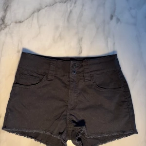 Lågmidjade jeansshorts - Säljer ett par svarta jeansshorts från H&M. Shortsen har en låg midja och är korta i längden. Bara använda ett par gånger därav priset. Inga defekter och om det skulle förekomma har det skett efter shortsen har skickats på posten. Storlek barn 170 men passar xxs/xs och är stretchiga, så kan nog även passa storlek s. Säljer för att de inte har kommit till användning och pris går att diskutera