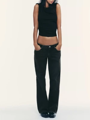 Svarta wide low waist jeans - Säljer ett par svarta jeans med låg midja och breda ben. Jeansen är tillverkade i jeansmaterial och har en cool, mörk tvätt som ger en avslappnad vibe.