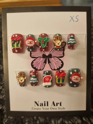 Juliga lösnaglar Strl XS - Mått( båda vänster och höger är samma )  Tumme =      1,5cm bredd längd  1,5 cm Pekfinger =   1,2 cm bredd längd 1,5 cm Långfinger = 1,2 cm bredd längd 1,5 cm Ringfinger = 1,2 cm bredd längd 1,5 cm Lillfinger =  0,9-1 cm bredd  längd 1,5 cm      OBS! Storleken är baserad på manuell mätning och kan variera med 1-2 cm