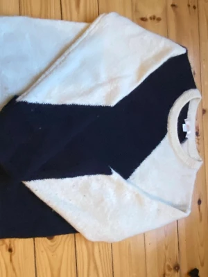 Marinblå vit stickad tröja Gina Tricot - Säljer en snygg stickad tröja från Gina Tricot i storlek 158/164. Tröjan har ett coolt geometriskt mönster i marin blått och vitt, rund hals och långa ärmar. Perfekt för dig som gillar stilrena kontraster och mjuka material. Nopprig dock 