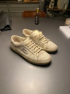 Yves Saint Laurent skor - Säljer nu dessa riktigt snygga Ysl skorna i st 42. Skorna är i fint skick och det är bara höra av dig vid minsta fråga eller fundering och pris kan absolut diskuteras inget og ingår