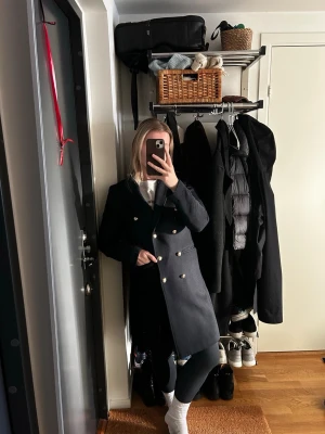 Sebago kappa - Mörkblå kappa från Sebago med guldiga knappar. Storlek small. Finns även en stängningsbar innerficka.  Du är välkommen att höra av dig vid minsta fundering!  #kappa #rock #jacka