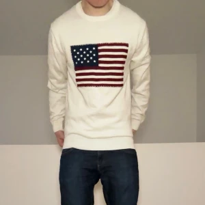 Vit Stickad Gant USA tröja - Säljer en sjukt fet finstickad vit Gant 🇺🇸 tröja. Tröjan är i strl L och sitter även som det. Den är även i mycke bra skick och hör gärna av er vid frågor elr funderingar!!