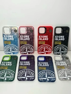 Stone Island iPhone-skal ,flera färger - Snygga Stone Island-inspirerade iPhone-skal med ikonisk kompass-logga. Finns i flera färger (svart, röd, blå, grön, lila, grå m.fl.). Skalet är slitstarkt, skyddar bra mot repor och stötar samt har exakt passform för knappar och kamera. Perfekt för dig som gillar streetwear & premium-look.
