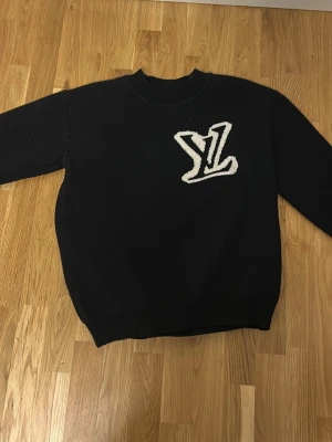 Svart stickad tröja  - Väldigt skön och varm, passar perfekt till kalla vinter dagar. Pris går att diskutera!