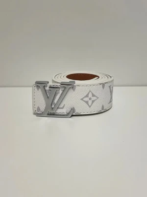 Lv Bälte  - Säljer ett helt nytt bälte. Storlek 110. Snabb frakt 