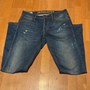 Jack and Jones med slintingar - Riktigt sköna och snygga jeans med slitningar😁 