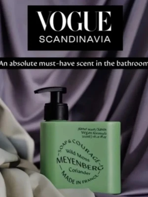 Grön Meyenberg handtvål med pump - Snygg handtvål från Meyenberg i en ljusgrön fyrkantig flaska med svart pump. Doft av vildmossa och koriander, vegansk formula och tillverkad i Frankrike. Perfekt för att ge badrummet en fräsch känsla. www.silfverspets.se