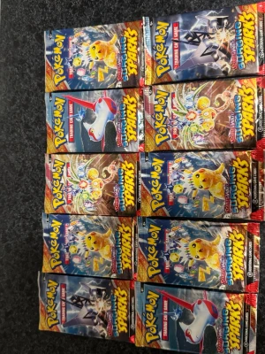Pokémon Surging Sparks 10x boosterpaket - Säljer 10st surging sparks booster paket, ej öppnade. skickas väl emballerat. 