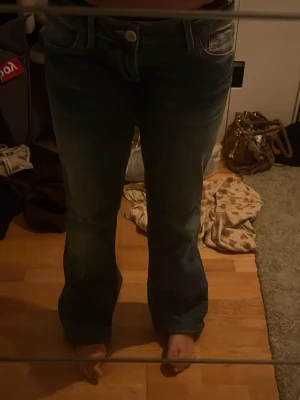 Blå bootcut jeans - Jeans som har lite hål, samt uppnålade då jag sydde om de fel, väldigt låga. Skulle säga att de va M men nu när jag sytt om lite är de mer av lösa S 