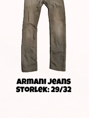 Armani jeans  - 🔹Storlek: 29/32 🔹Mått: midja: 40cm längd: 102cm benöppning: 16cm lår: 20cm 🔹Inga skador  🔹Fråga gärna frågor
