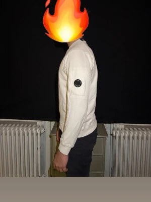 Vit C.P company tröja  - En riktigt snygg Cp company tröja som är vit och allt är intakt med inga hål eller slitningar alls. Pris kan diskuteras 