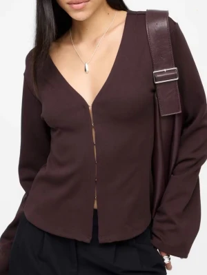 Långärmad figursydd tröja - Superfin tröja från Bik Bok: ”embrace långärmad tröja”. Färg mörkbrun, använd ett par gånger men ser helt ny ut, köpt för 450kr, skriv vid frågor <3