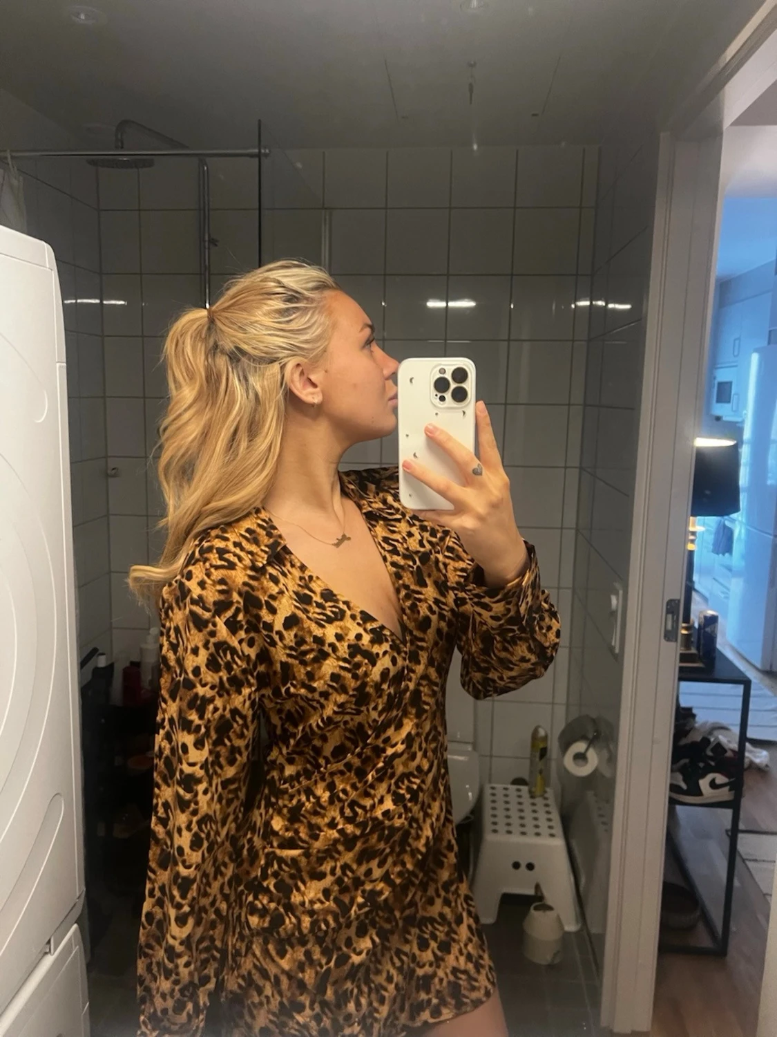 Leopardmönstrad kortklänning med v-ringning