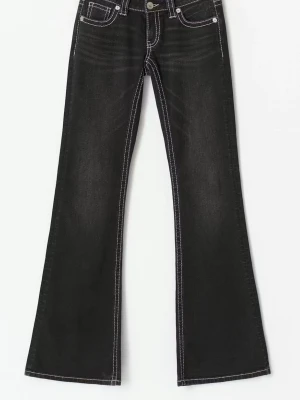 Svarta bootcut jeans med kontrastsömmar - Säljer ett par svarta bootcut jeans från Ginatricot 14+ eftersom det är alldeles för stora på mig. Jeansen har vita kontrastsömmar och snygg broderad detalj på bakfickorna. Lågmidjade och i klassisk jeansmodell med fem fickor. Materialet är slitstarkt bomullsjeans och passformen är loose med utsvängda ben. 