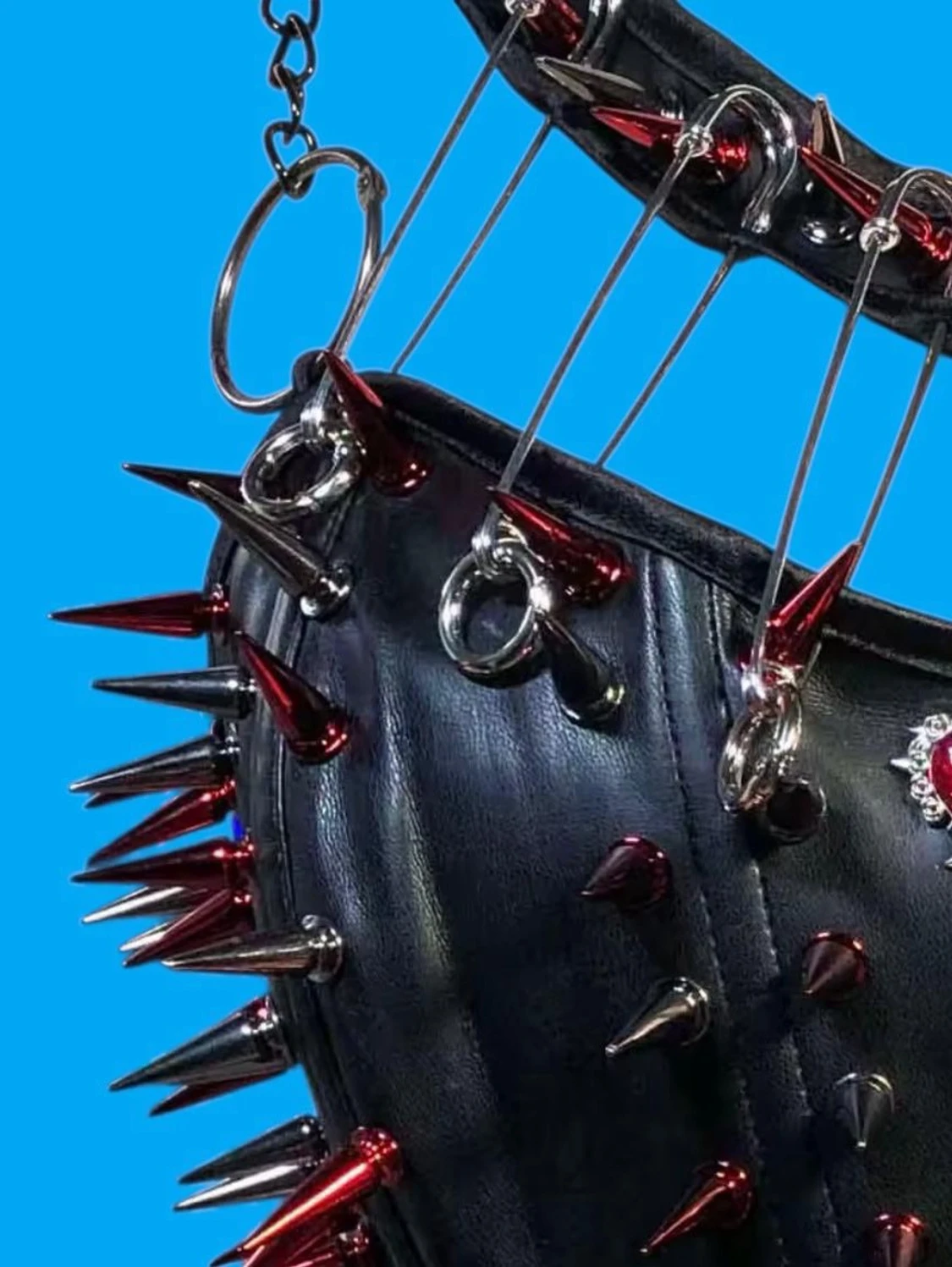 Svart korsett med kedjor och spikes - 2