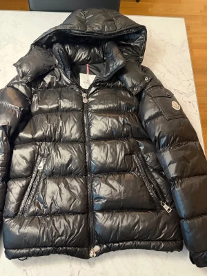 Svart Moncler Maya - Svart Moncler Maya jacka i storlek 2 (S/M). Helt ny aldrig använd. Scan och NFC funkar som ni ser på bilden. Skriv gärna vid intresse, priset går att diskutera!