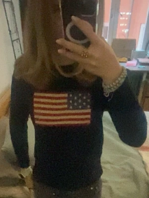 Ralph lauren tröja - Säljer en mörkblå stickad tröja från Ralph lauren som är i storlek 10-12, säljer denna då den är liten på mig men passade när jag var 13/14 som man kan se på bilden! Priset är lågt då jag vill få den såld snabbt. Pris kan diskuteras!