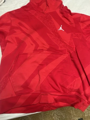 Jordan hoodie - Säljer en röd hoodie från Jordan som är knappt använd. Den är i jätte bra kvalité och köpte den längesen på Foot locker för 1500kr.