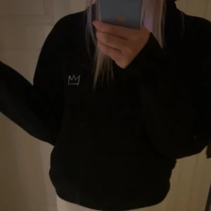 HOV1 hoodie - Normal i storlek, aldrig använd bara testat