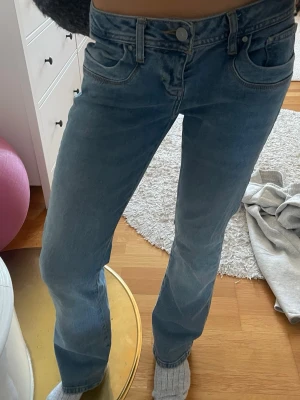 LTB Valerie blå jeans  - Säljer ett par sjukt snygga blå lågmidjade jeans från LTB, modellen Valerie i storlek W27 L30. Knappt använda (inget tecken på användning) så bra skick!!! Kontakta vid frågor!💘
