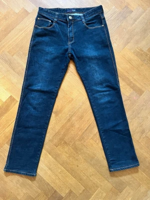 Armani jeans - Stilrena mörkblåa jeans från Armani. Passar till mycket och är i storlek 32. Säljer för att de är för korta, pris går att diskuteras.