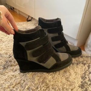 Svarta och grå kilklack sneakers - Säljer Isabel Marant liknande skor❣️