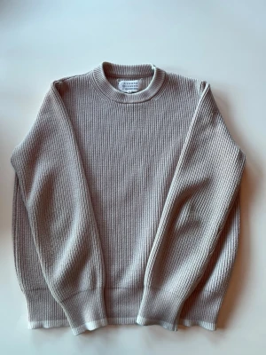 Margiela Knit  - En riktigt snygg Margiela knit i beige färg, den har vita detaljer på botten, kragen och armarna. Perfekt för vintern och våren. DMa om du har frågor. Priset är inte satt i sten.