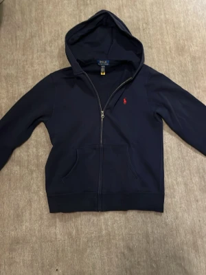 Tröja Ralph Louren  - En Ralph Louren tröja med luva! Med schyssta röd Ralph Louren märke på bröstet. Kontakta mig om du har några frågor eller vill pruta🤝