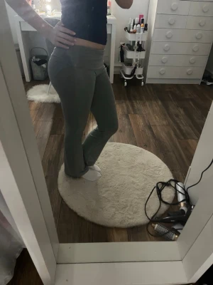 Gråa, svarta och vita bootcut mjukisbyxor - Säljer ett par grå mjukisbyxor med bootcut-snitt och låg midja och likadana i vit och svart. Alla är i storlek 158. Alla för 70kr