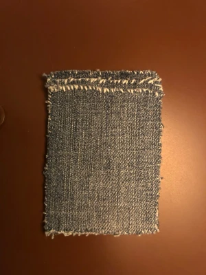 Smidig plånbok med suggroppar 🤩🤩 - Handgjord plånbok i jeansmaterial med fransar på kanterna som man smidigt kan sätta fast på mobilen med hjälp av suggpropar