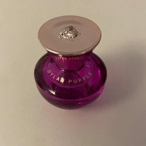 Versace Dylan Purple 5ml parfym - Versace Dylan Purple Eau de Parfum i en snygg lila miniflaska, 5 ml. Aldrig använd och därmed i nyskick. Perfekt storlek att ta med överallt. 