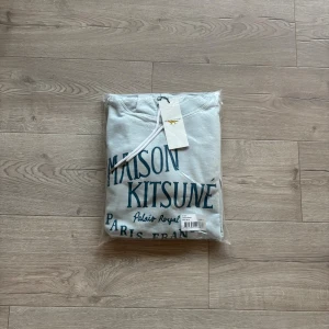 Maison Kitsuné Hoodie - Helt ny - Helt ny Maison Kitsuné Hoodie med tags. Storlek M. Tveka inte ställa frågor vid intresse🙌
