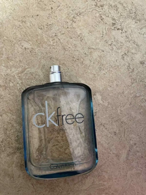 ck free for men parfym - Modern och stilren parfym från Calvin Klein, designad för män. Perfekt för dig som vill ha en fräsch och ungdomlig känsla i vardagen.