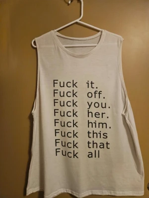 Linne med attityd - när du är less på allt och alla - Säg det som det är med detta vita linne som pryds av en rad ärliga (och något råa) budskap. Skönt oversize-fit med tryck som garanterat väcker uppmärksamhet. Perfekt för dig som vill sticka ut på festival, stranden eller bara hemma i soffan.   Sparsamt använt.  Står ingen storlek men jag använde den som en L/XL (beroende på hur du vill att den ska sitta, kan ta fler bilder med mått vid intresse)