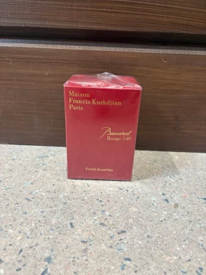 Maison Francis Kurkdjian parfym - Exklusiv parfym i snygg röd förpackning från Maison Francis Kurkdjian Paris. Extrait de parfum. Tillverkad i Frankrike. Perfekt för dig som vill sticka ut med en lyxig touch. Pris är diskuterbart!