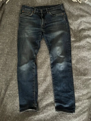 Levi's 502  - Tjena! Säljer ett par blåa Levis jeans i modellen 502 alltså slim/straight. Storlek W30 L32. Dem har en snygg tvätt och är hyfsat stretchiga. Dem är i bra skick, inga defekter eller slitningar. Kom gärna med frågor och priset är inte hugget i sten!