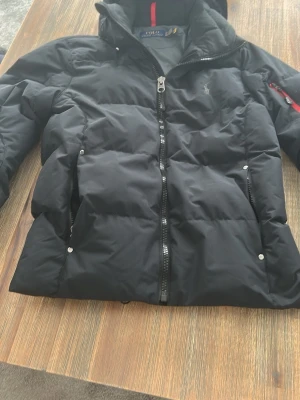 Svart Polo Ralph lauren jacka - Svart polo Ralph lauren jacka i storlek xs. Den är använd men nästan som nytt